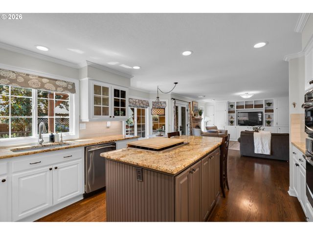 5676 SOUTHWOOD Dr, Lake Oswego, OR 97035