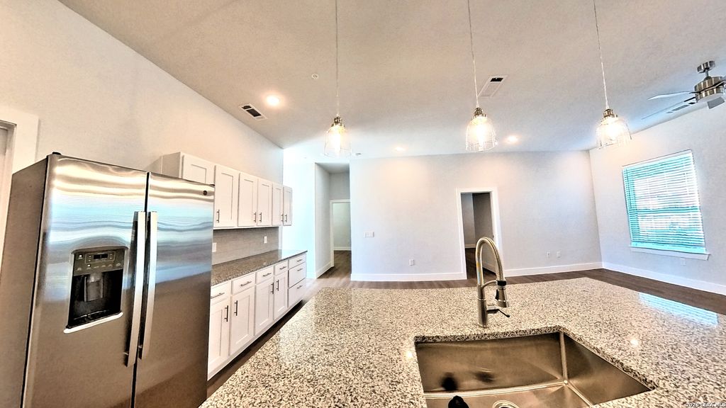 330 E Carson St Apt 1303, San Antonio, TX 78208