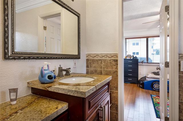 3220 NE 164th St, North Miami Beach, FL 33160
