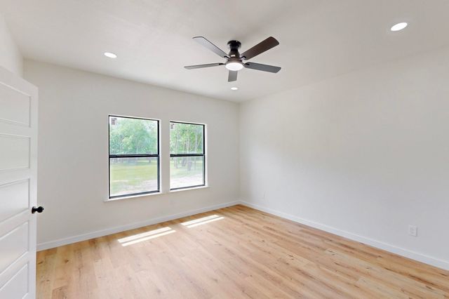 911 E Calhoun Street, Rice, TX 75155
