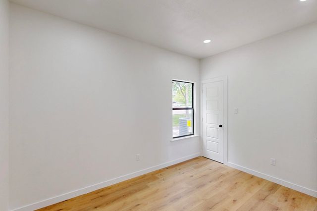 911 E Calhoun Street, Rice, TX 75155