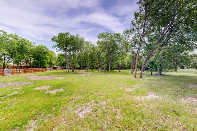 911 E Calhoun Street, Rice, TX 75155