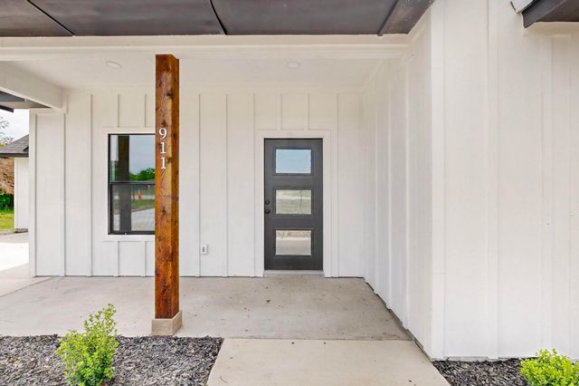 911 E Calhoun Street, Rice, TX 75155