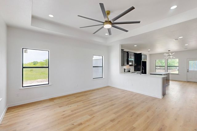 911 E Calhoun Street, Rice, TX 75155