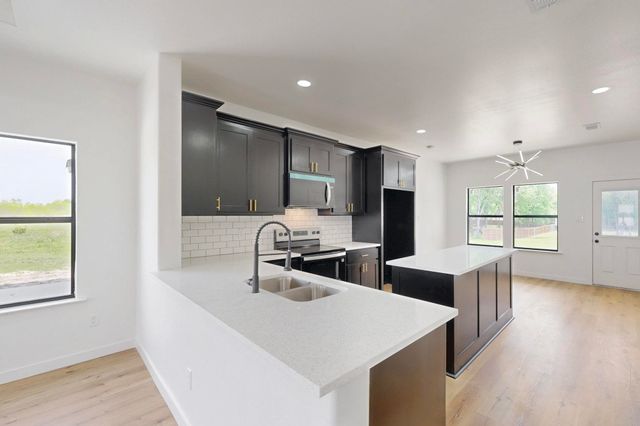 911 E Calhoun Street, Rice, TX 75155