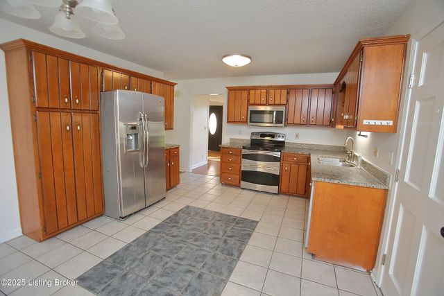 2628 Cedar Point Rd, La Grange, KY 40031