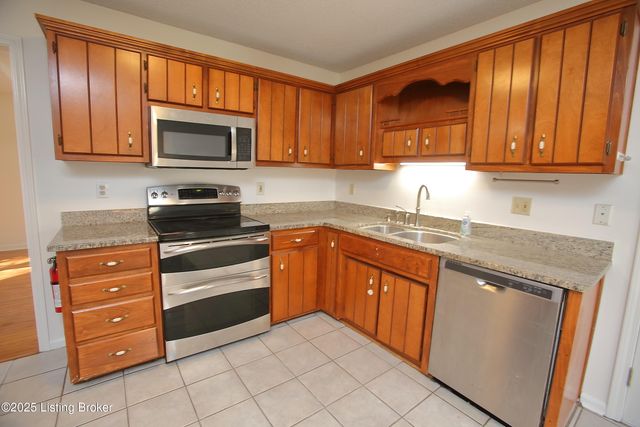 2628 Cedar Point Rd, La Grange, KY 40031