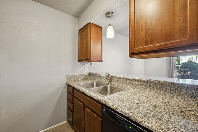 1503 N Garrett Avenue 111, Dallas, TX 75206