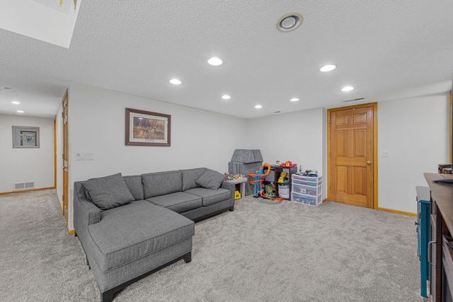 412 Singing Hills Drive SE, Lonsdale, MN 55046