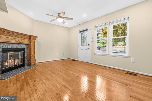 15203 VALLEY STREAM DR, Woodbridge, VA 22191