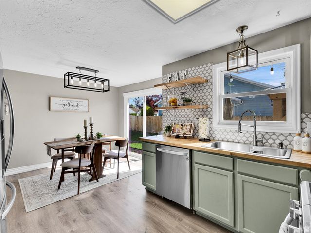 9633 S ANNALYN DR, Sandy, UT 84070