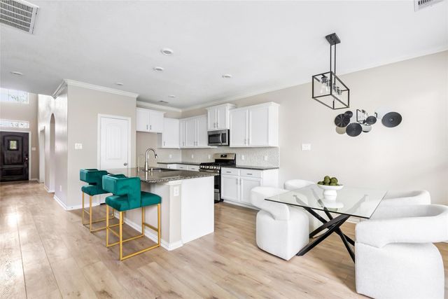 910 S Chamfer Way, Crosby, TX 77532