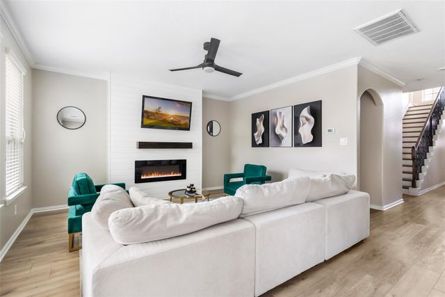 910 S Chamfer Way, Crosby, TX 77532