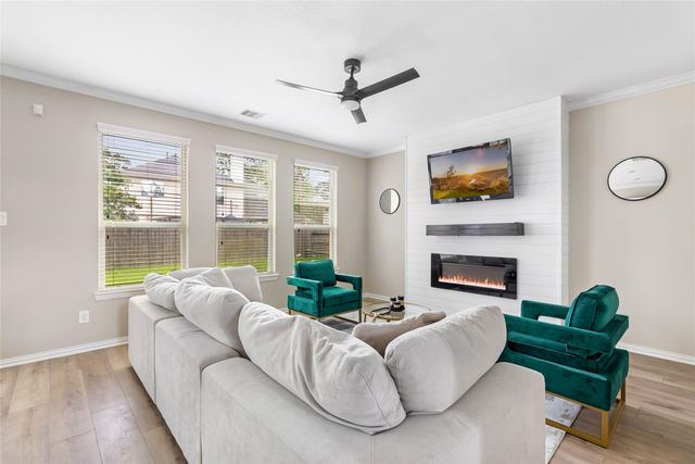 910 S Chamfer Way, Crosby, TX 77532