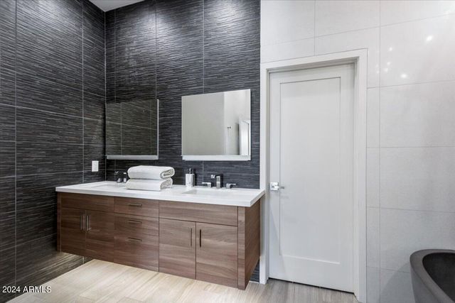 8989 N GAINEY CENTER Drive 129, Scottsdale, AZ 85258