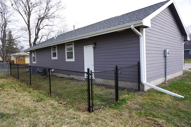 710 N 3rd Avenue, Winterset, IA 50273
