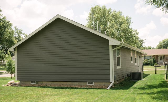 710 N 3rd Avenue, Winterset, IA 50273
