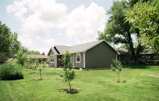 710 N 3rd Avenue, Winterset, IA 50273