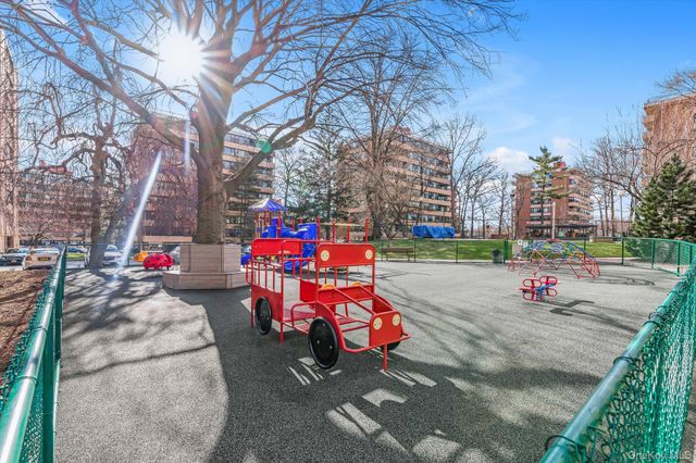 162 20 9 Avenue 6C, Beechhurst, NY 11357
