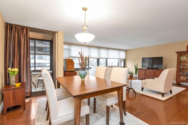 162 20 9 Avenue 6C, Beechhurst, NY 11357