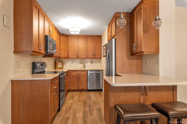 162 20 9 Avenue 6C, Beechhurst, NY 11357