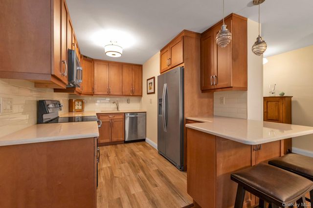 162 20 9 Avenue 6C, Beechhurst, NY 11357