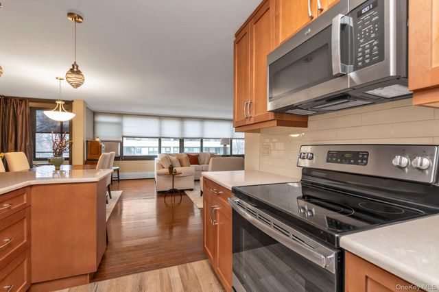 162 20 9 Avenue 6C, Beechhurst, NY 11357