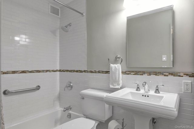 162 20 9 Avenue 6C, Beechhurst, NY 11357