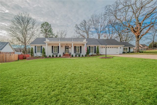 2083 N Austin Drive, Fayetteville, AR 72703