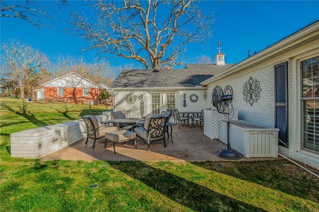 2083 N Austin Drive, Fayetteville, AR 72703