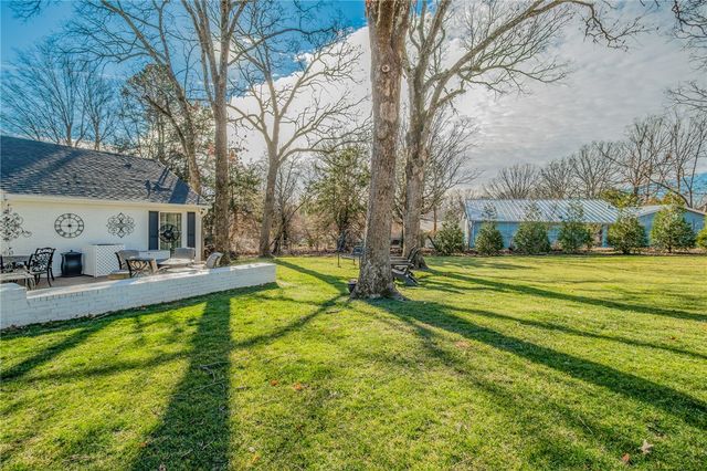 2083 N Austin Drive, Fayetteville, AR 72703