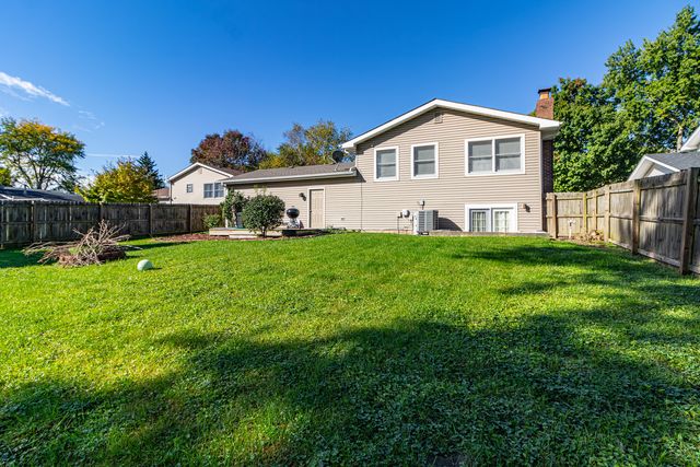 103 Hickory Drive, Lindenhurst, IL 60046