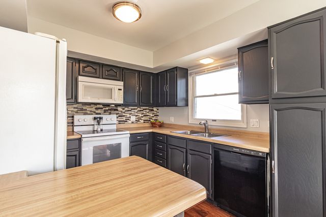 103 Hickory Drive, Lindenhurst, IL 60046