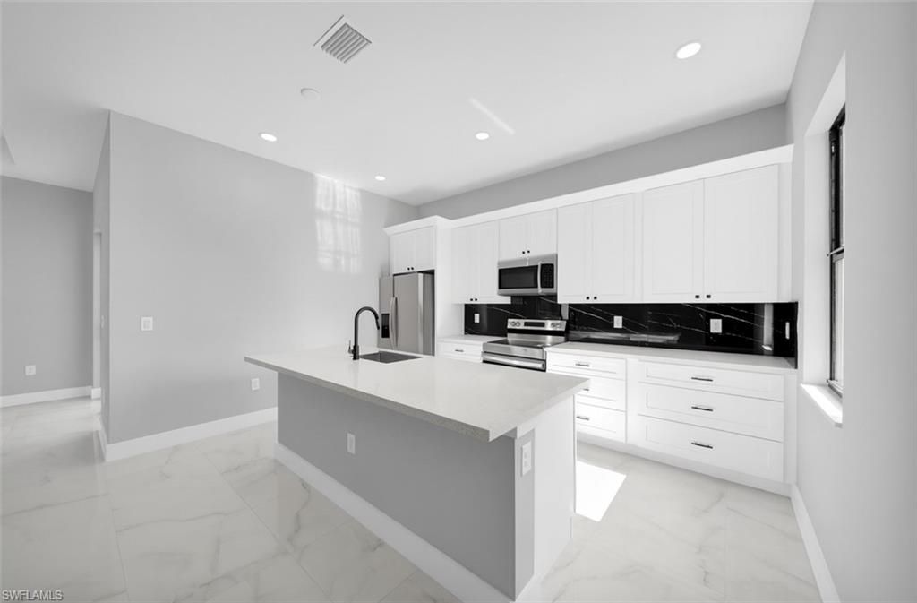 Image 12 of property listing at 1225 NE 5th PL, Cape Coral, FL 33909