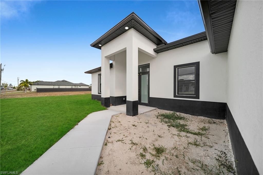 Image 5 of property listing at 1225 NE 5th PL, Cape Coral, FL 33909