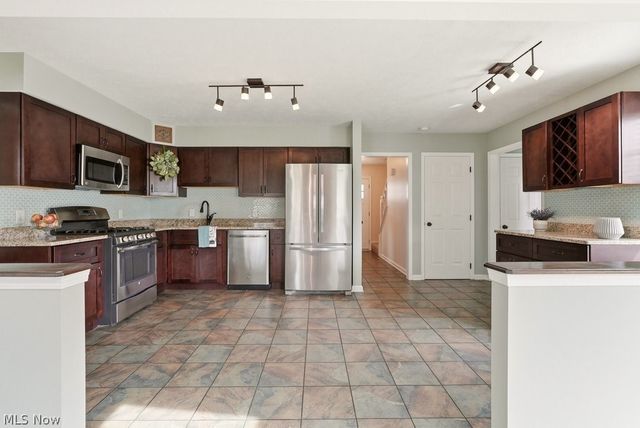 2340 Sandalwood Drive, Twinsburg, OH 44087