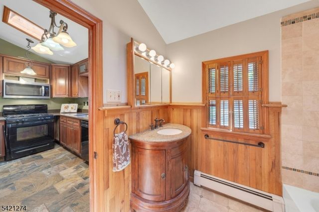 95 Wildwood Rd, Jefferson Twp., NJ 07438
