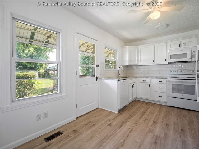 1216 W 12th Street, Nitro, WV 25143