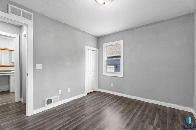 823 W 22nd St Street, Sioux Falls, SD 57105
