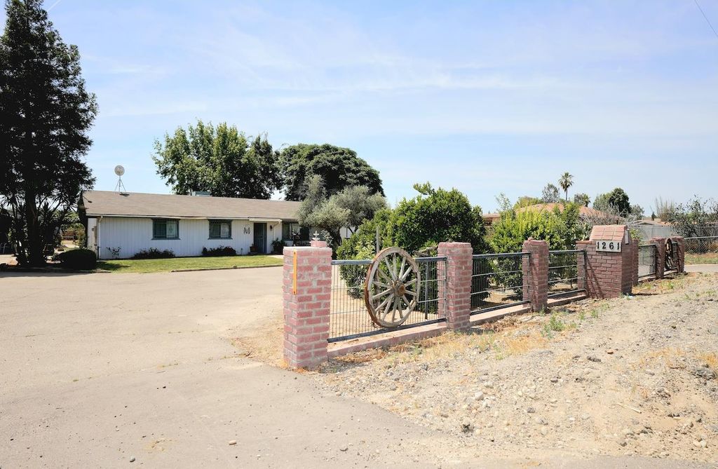 Image 1 of property listing at 1261 E Adams Avenue, Fresno, CA 93725