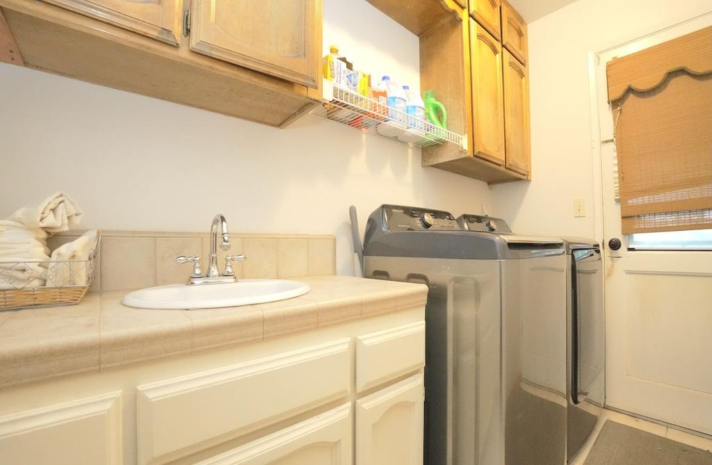 Image 11 of property listing at 1261 E Adams Avenue, Fresno, CA 93725