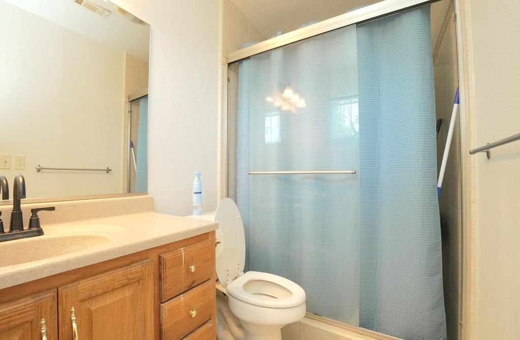 Image 17 of property listing at 1261 E Adams Avenue, Fresno, CA 93725