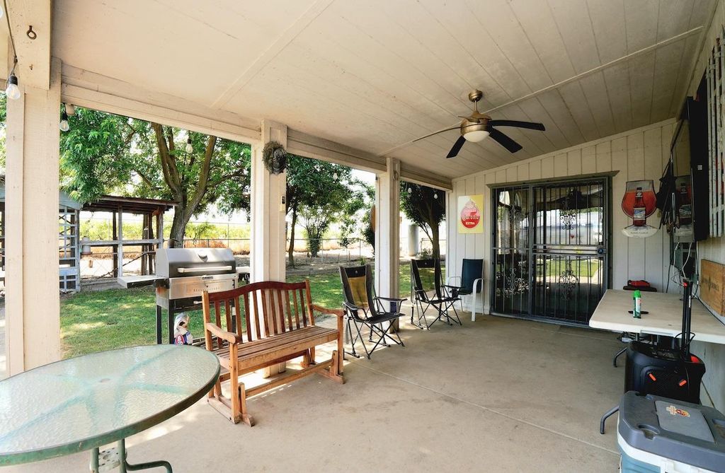 Image 18 of property listing at 1261 E Adams Avenue, Fresno, CA 93725