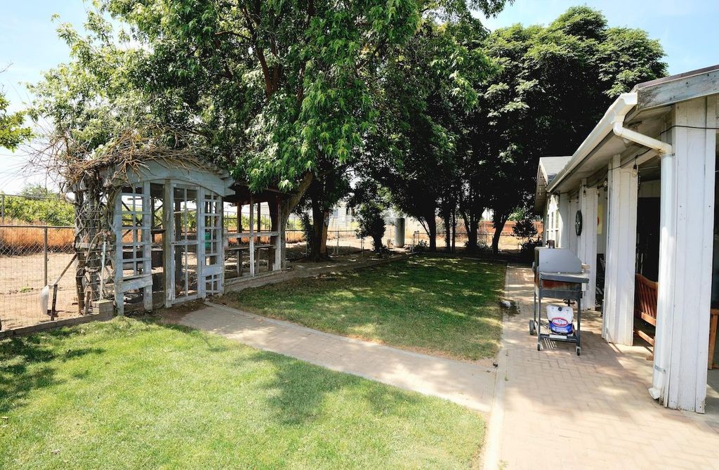 Image 19 of property listing at 1261 E Adams Avenue, Fresno, CA 93725