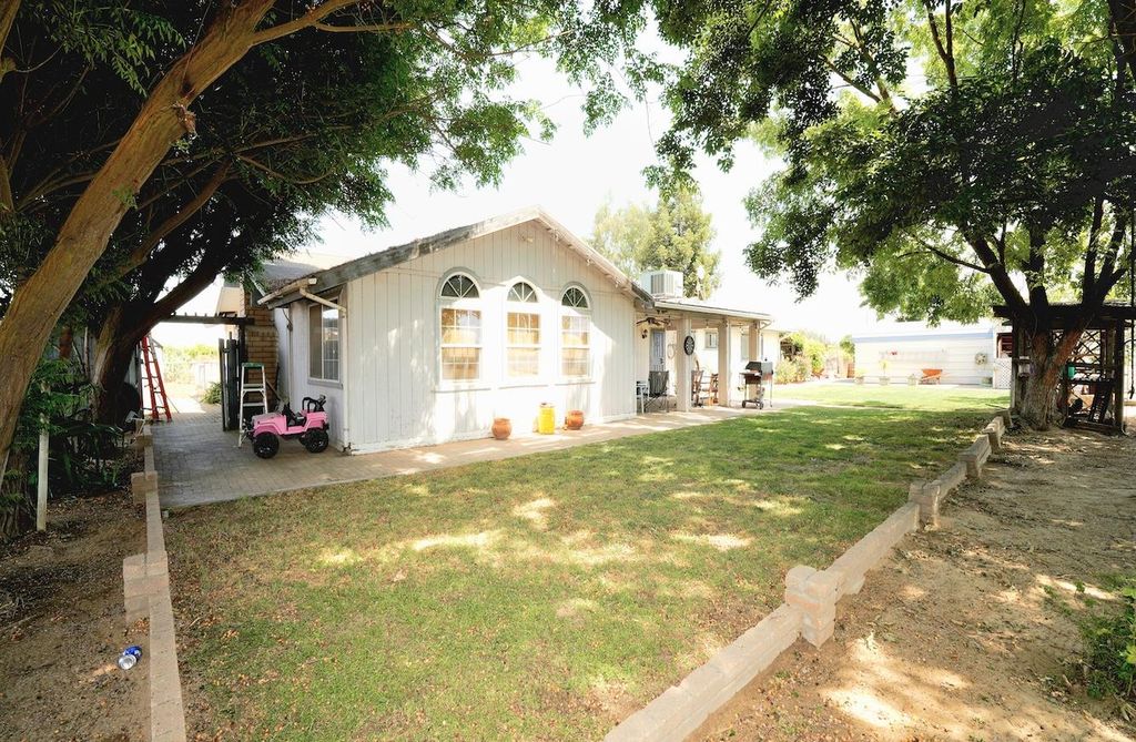 Image 21 of property listing at 1261 E Adams Avenue, Fresno, CA 93725
