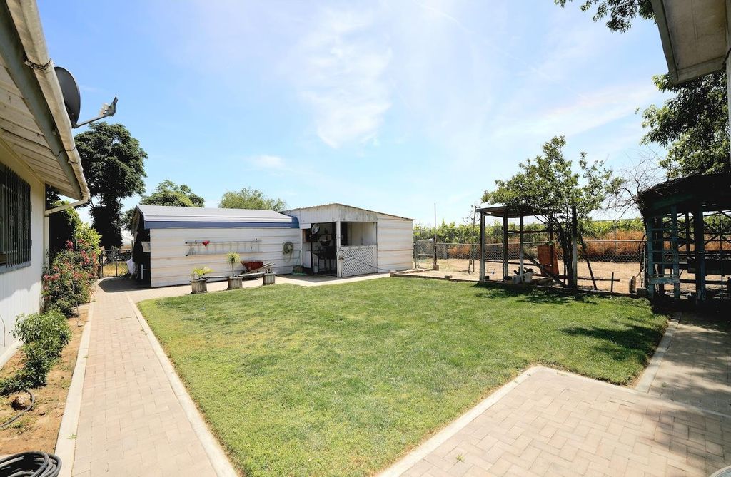 Image 22 of property listing at 1261 E Adams Avenue, Fresno, CA 93725