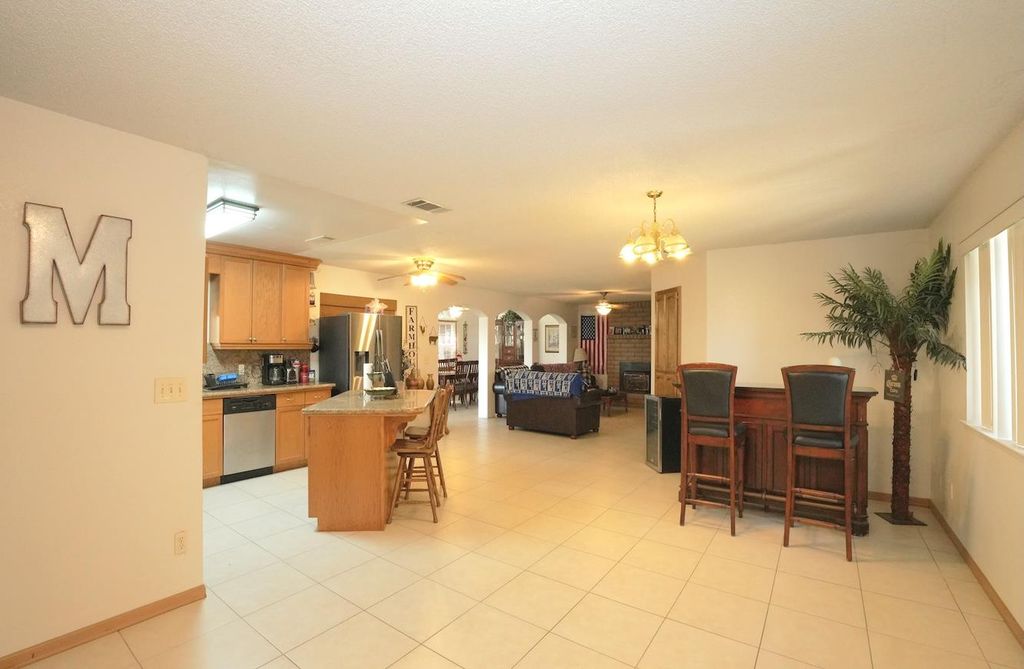 Image 3 of property listing at 1261 E Adams Avenue, Fresno, CA 93725