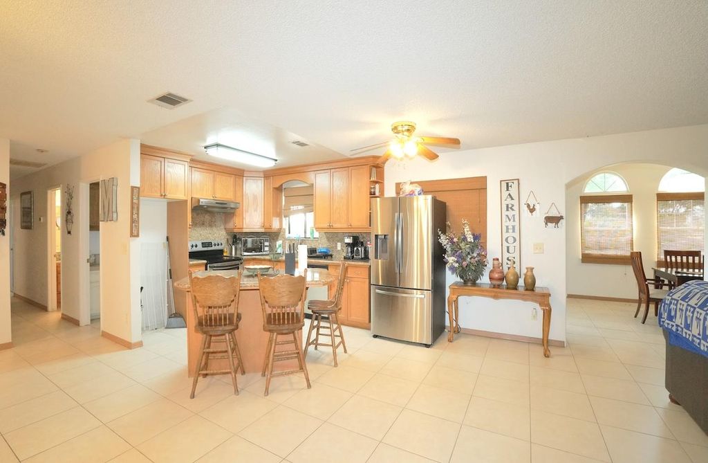 Image 4 of property listing at 1261 E Adams Avenue, Fresno, CA 93725