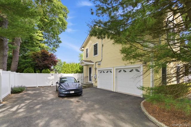 316 S Woods Road, Woodbury, NY 11797