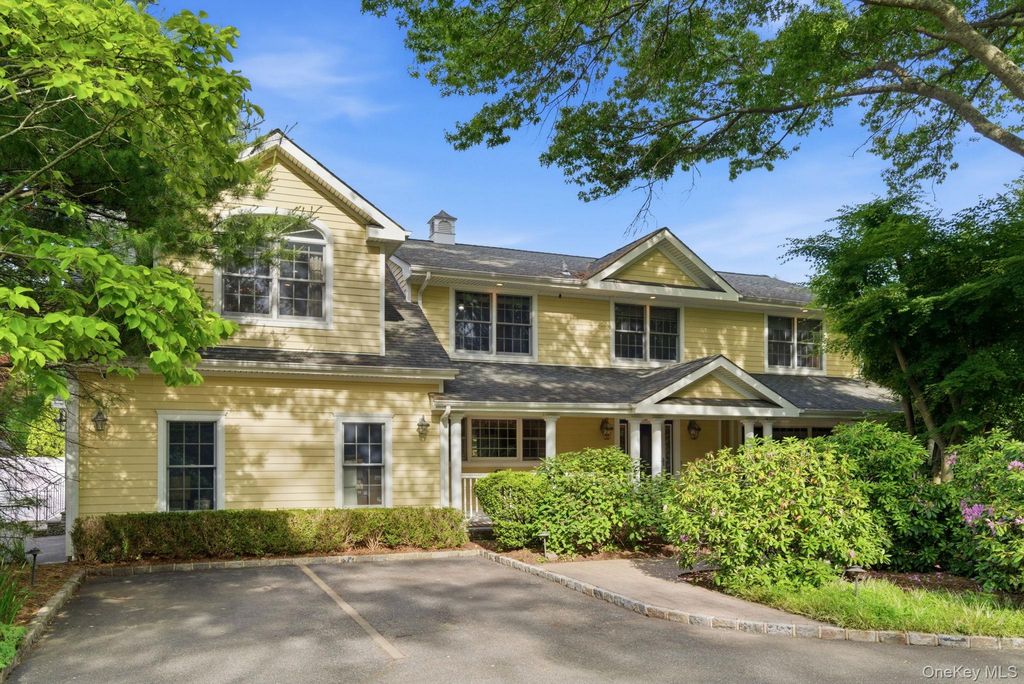 316 S Woods Road, Woodbury, NY 11797